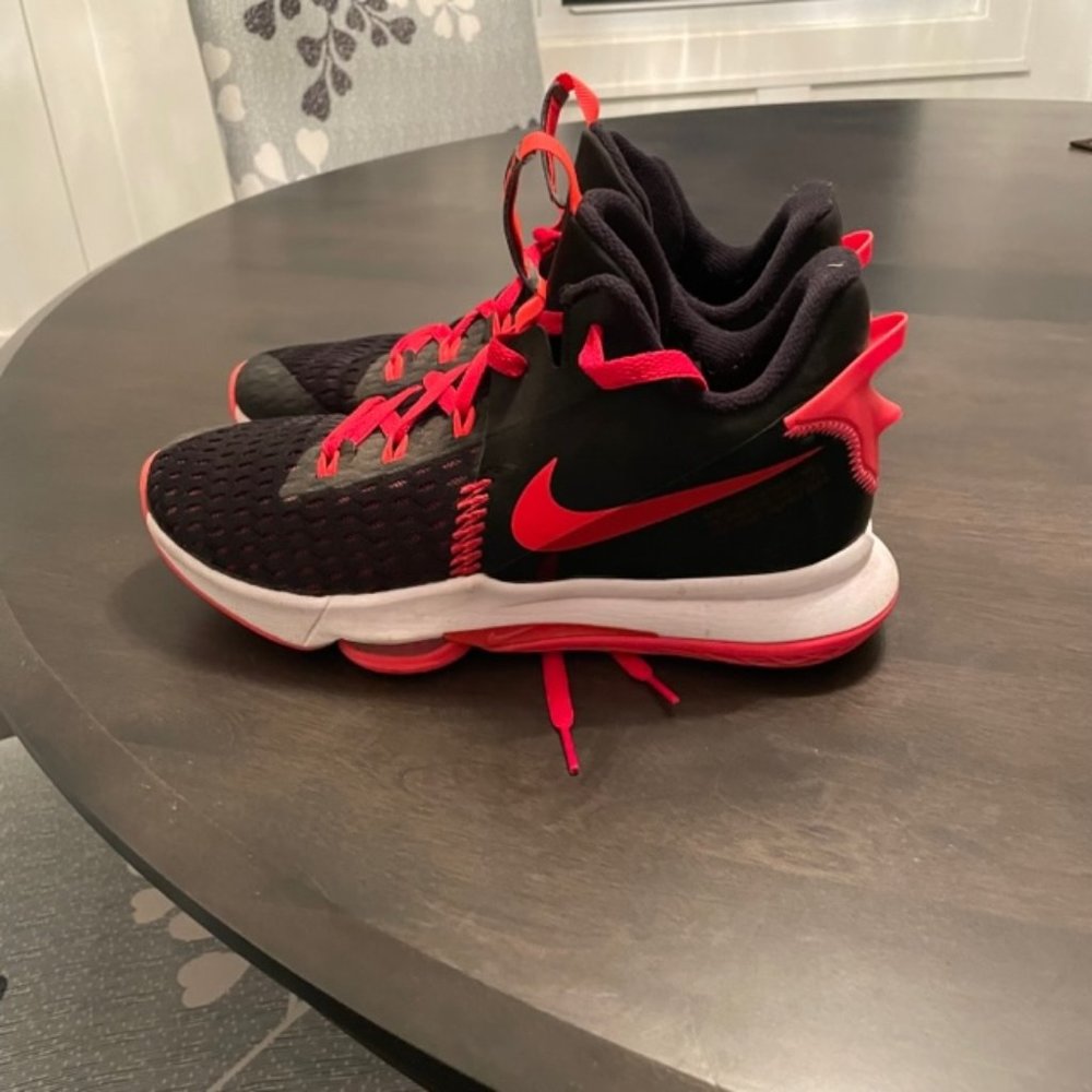 Men's Nike Lebron Witness V EP Basketball Shoes - Size 9.5